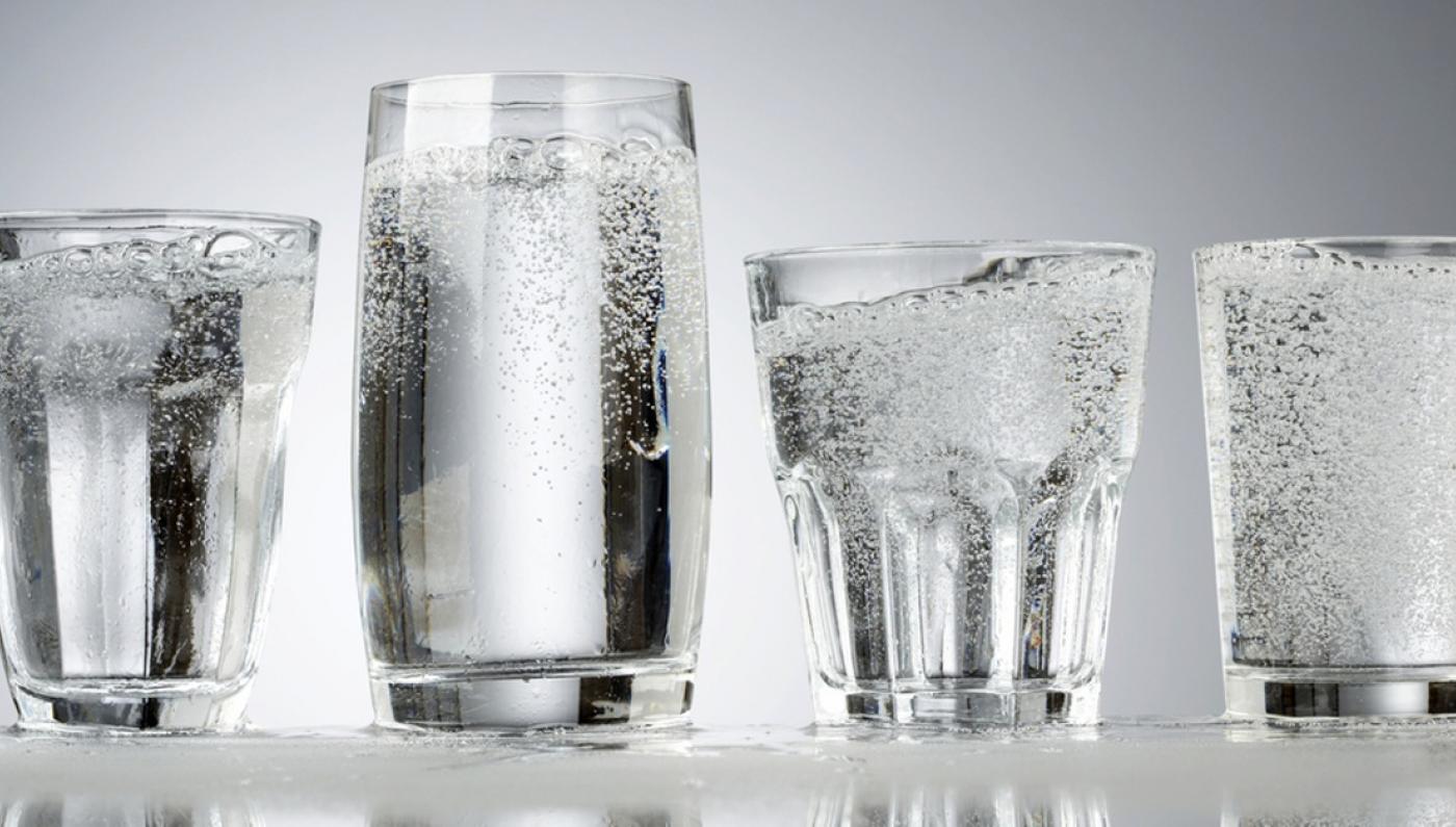 Газированная вода в стакане